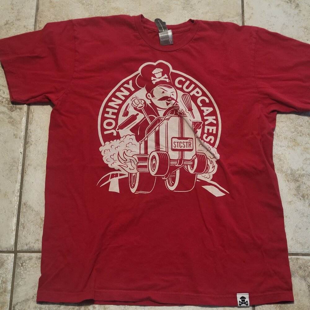 Red Johnny Cupcakes 2010 Suitcase Tour T Shirt Men’s Size Large Back to Basics